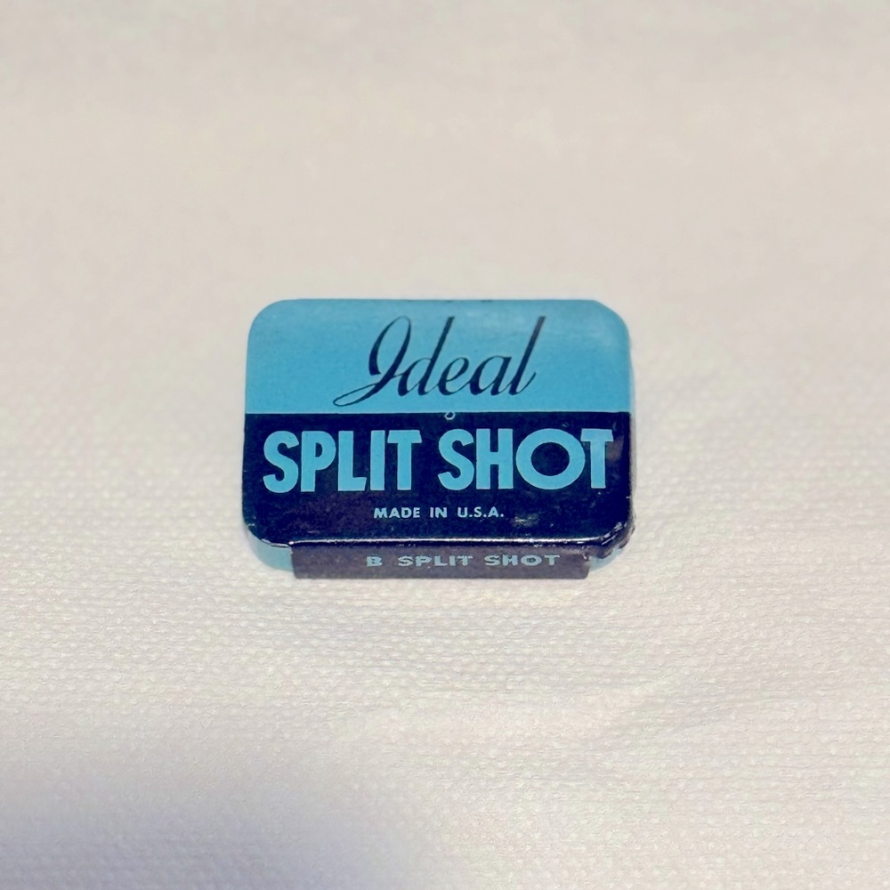 IDEAL (VINTAGE) Split Shot Tin with lead sinkers.
Tin is in excellent condition!